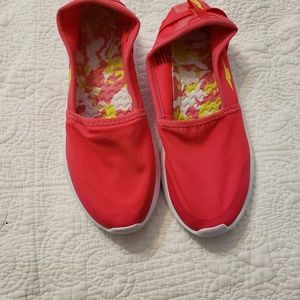 Sale!! Avia bright pink water shoes